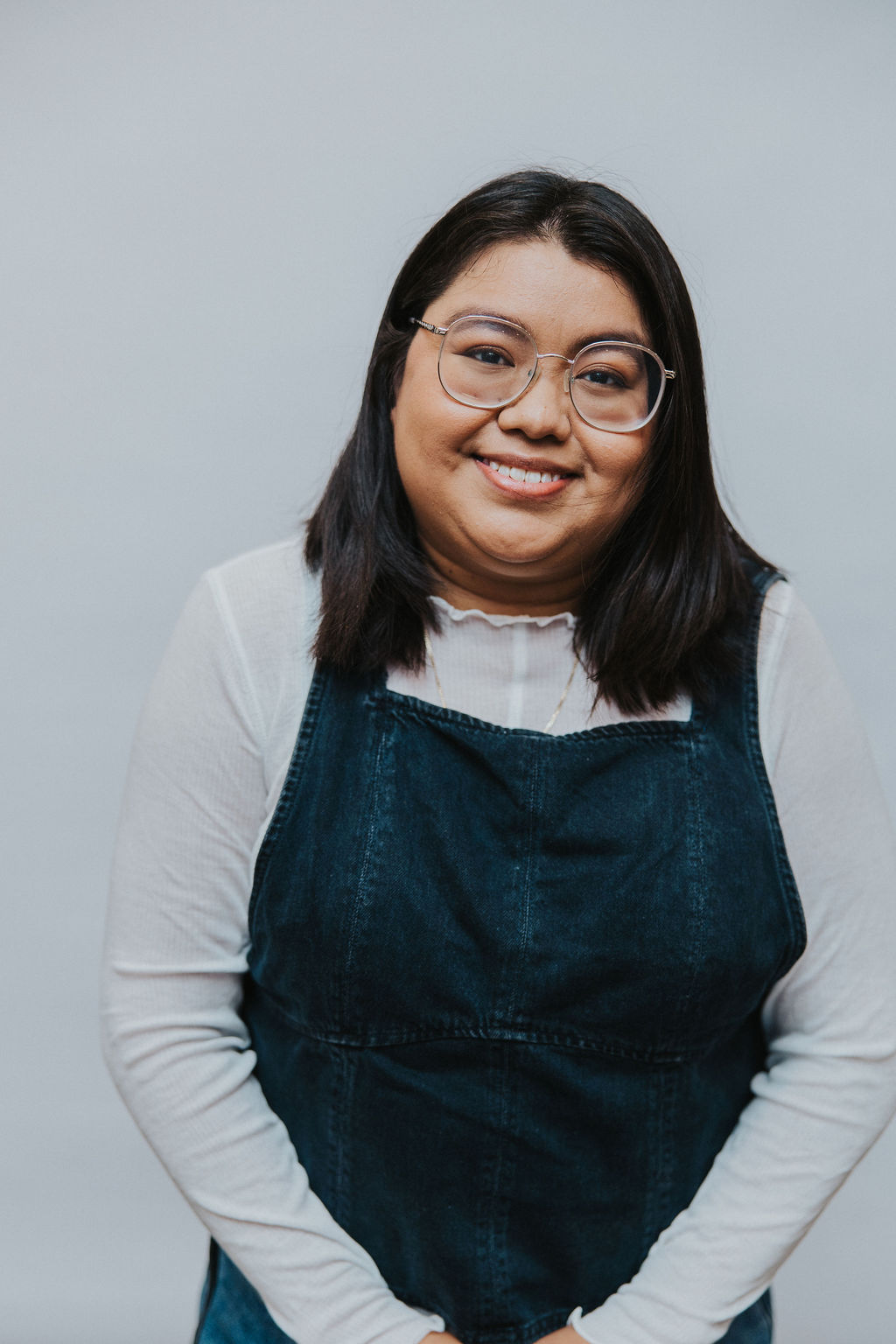 Alicia Leon, Receptionist